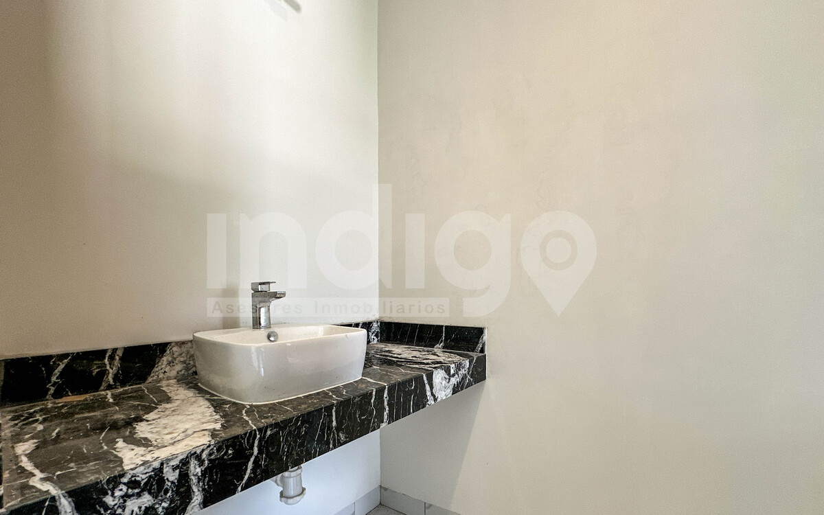 19 de 50: Baño Recámara Secundaria 2 en Planta Baja o Cuarto de Servic