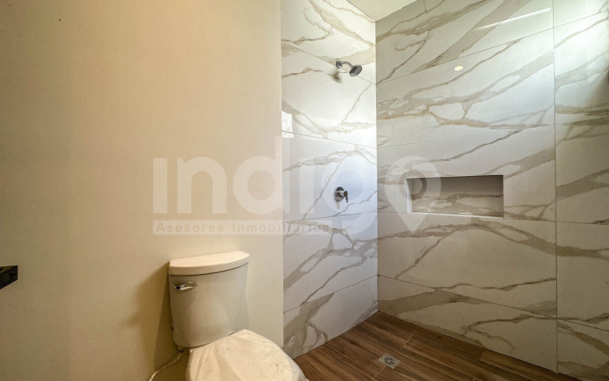 32 de 50: Baño Recámara Secundaria 1 en Planta Alta