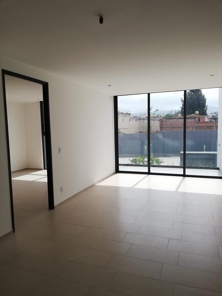 Con ventanales completos de piso techo, foto 9 de 17