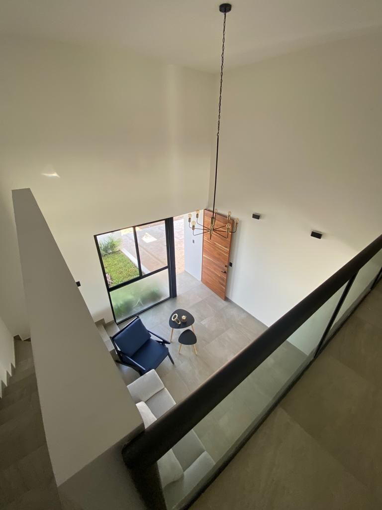 12 de 22: Vista del segundo piso a la sala