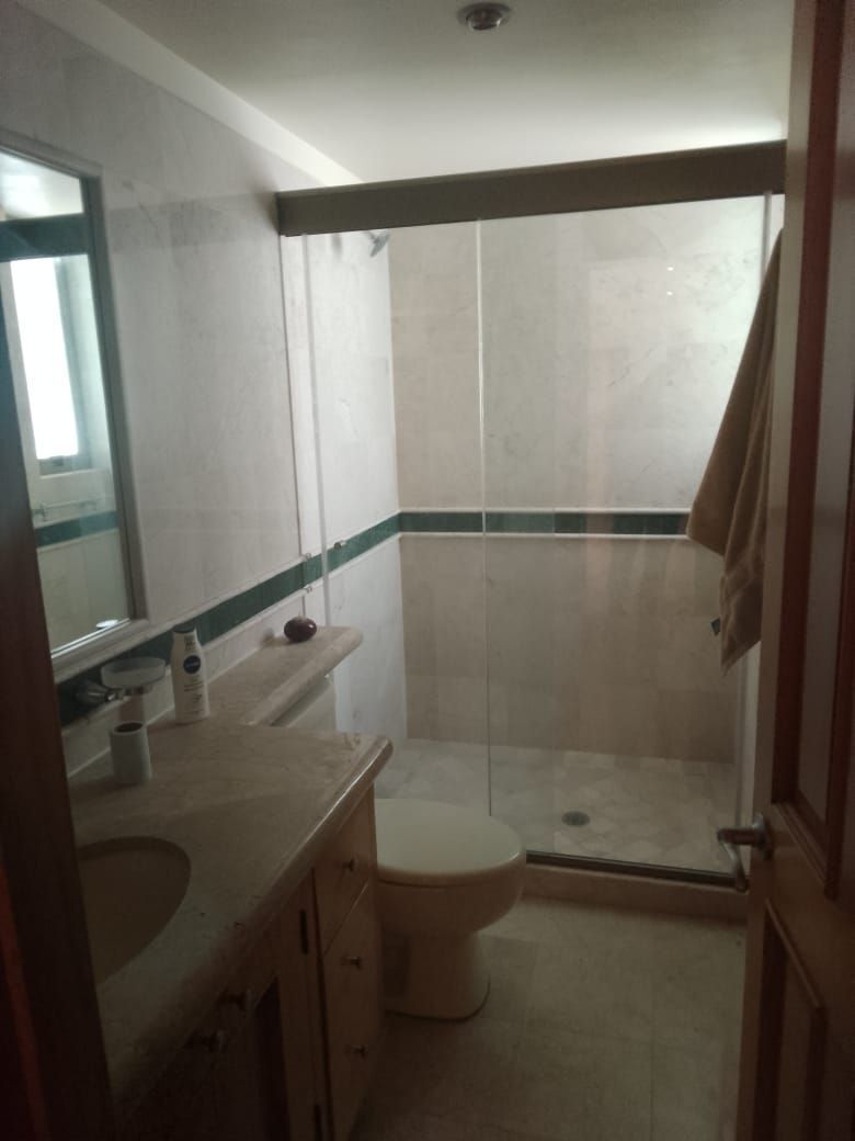 Baño  forrado de azulejo