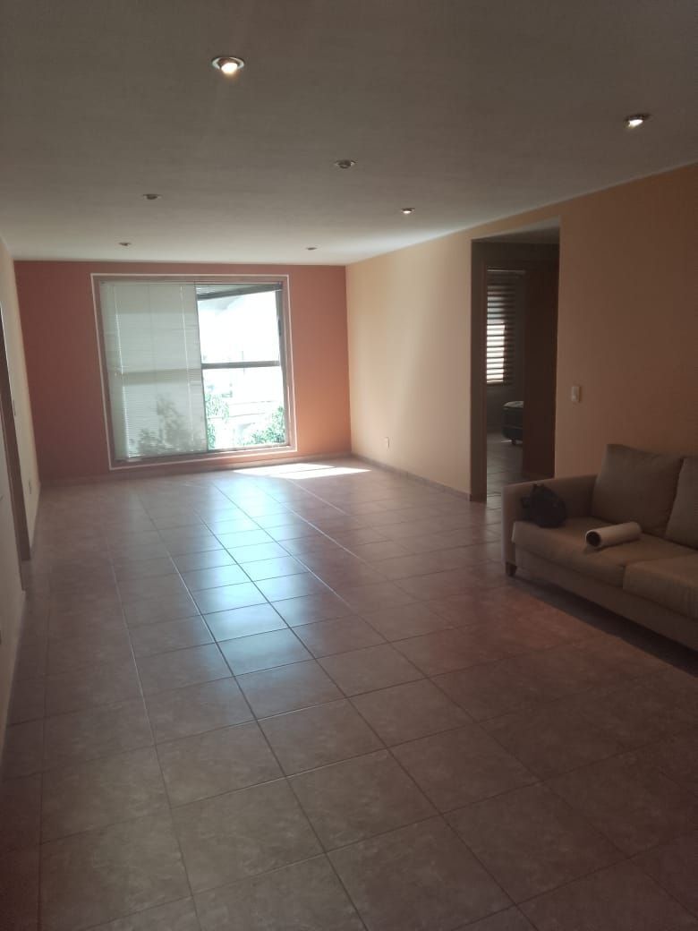 Sala y comedor amplios