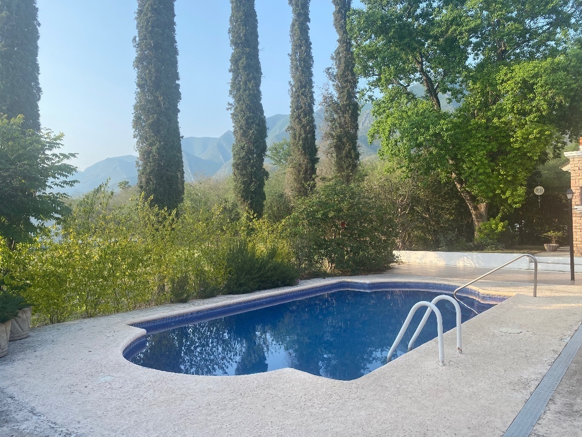 Alberca con hermosas vistas