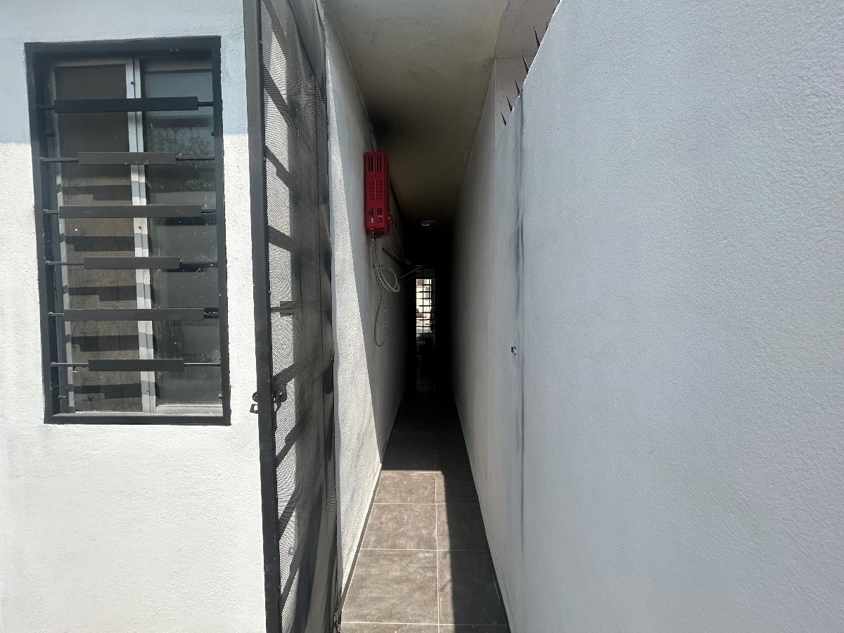 21 de 21: Pasillo lateral