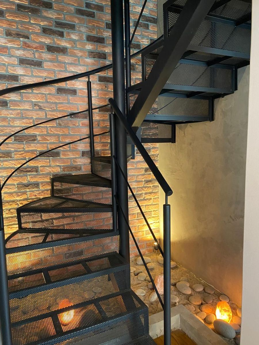 6 de 18: Escalera a segundo piso