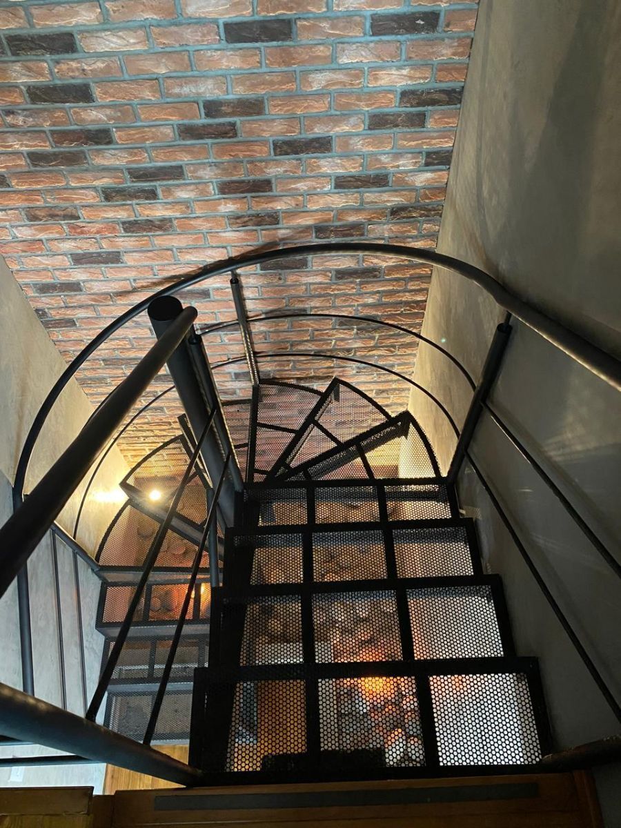 9 de 18: Escaleras bajando