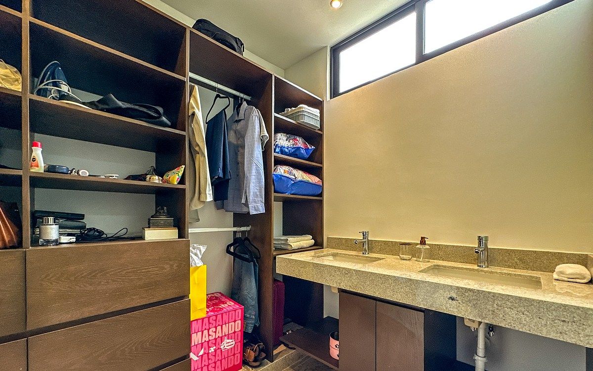 23 de 34: Vestidor / Baño Recámara Principal