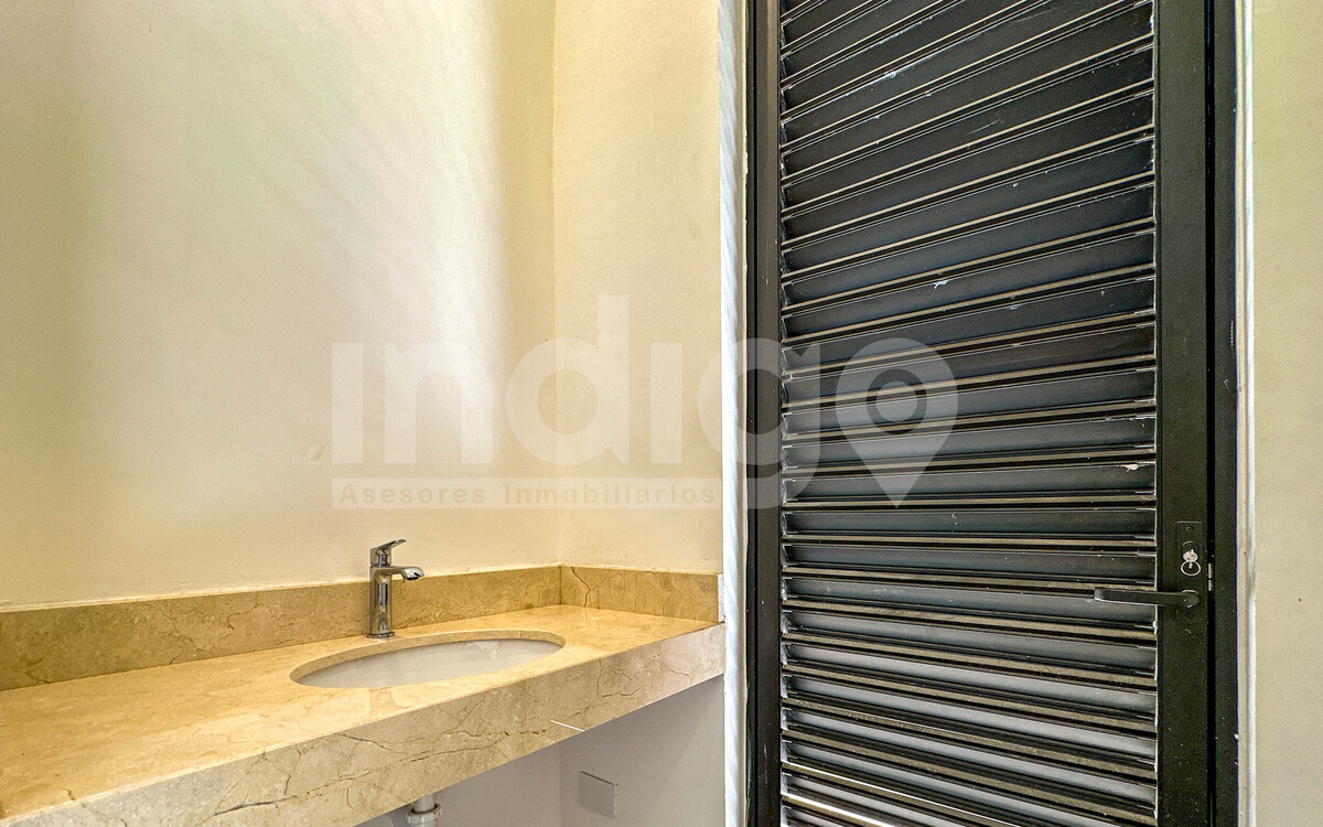 17 de 49: Baño de Visitas