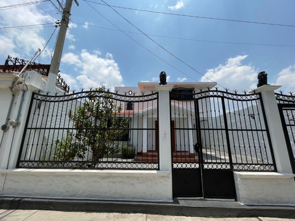 3 de 14: Fachada de la calle