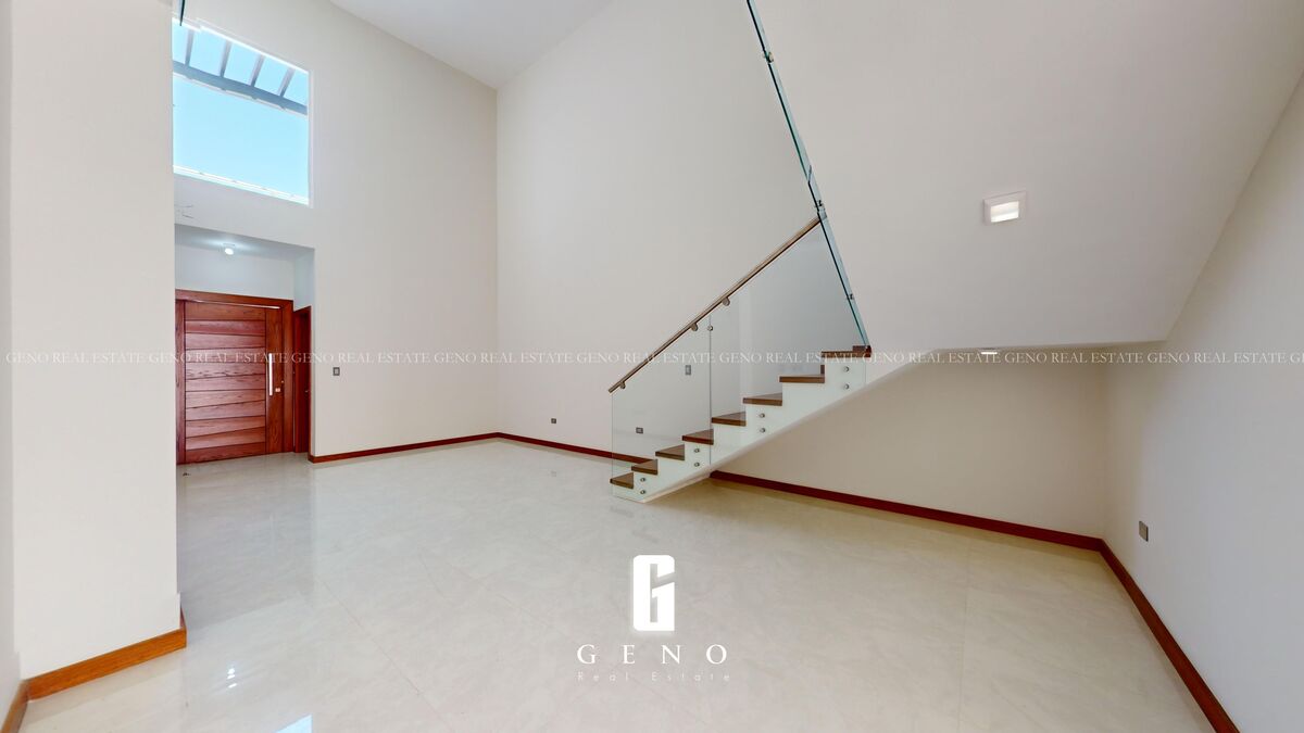 Sala con doble altura y medio baño