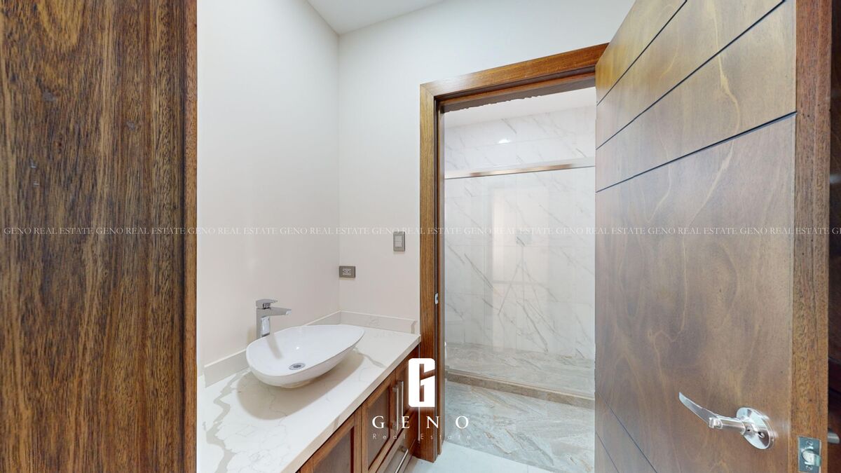 Closet y baño completo de recámara en planta baja