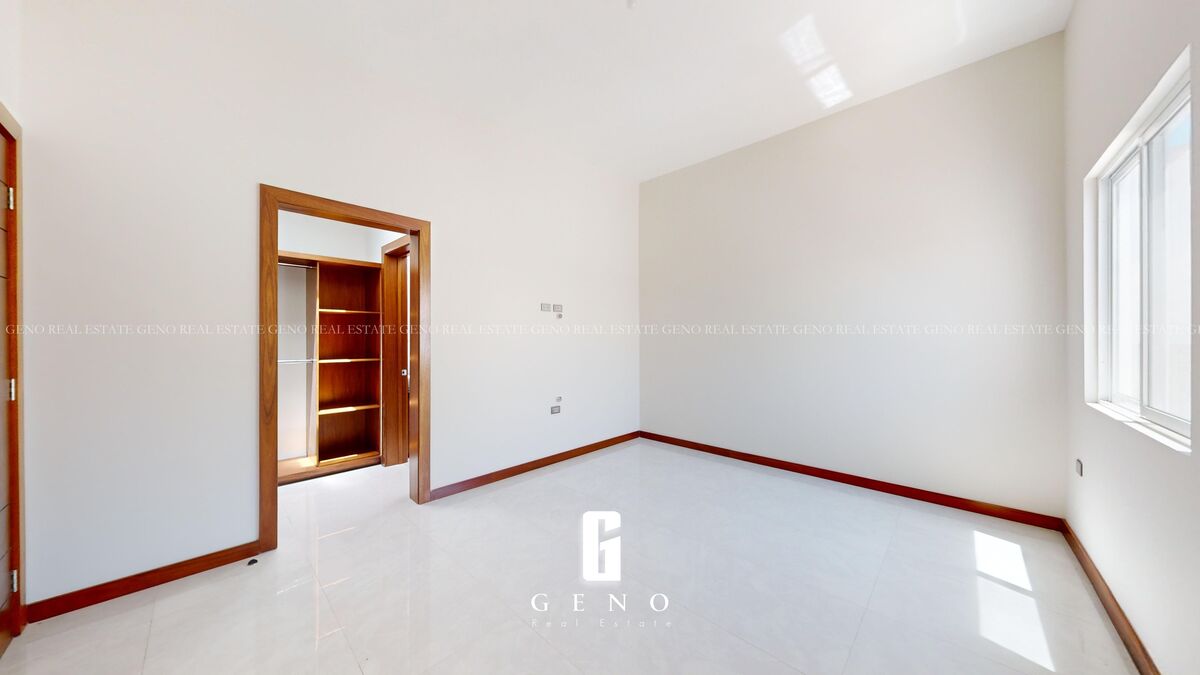 Recámara secundaria 1 con vestidor y baño completo