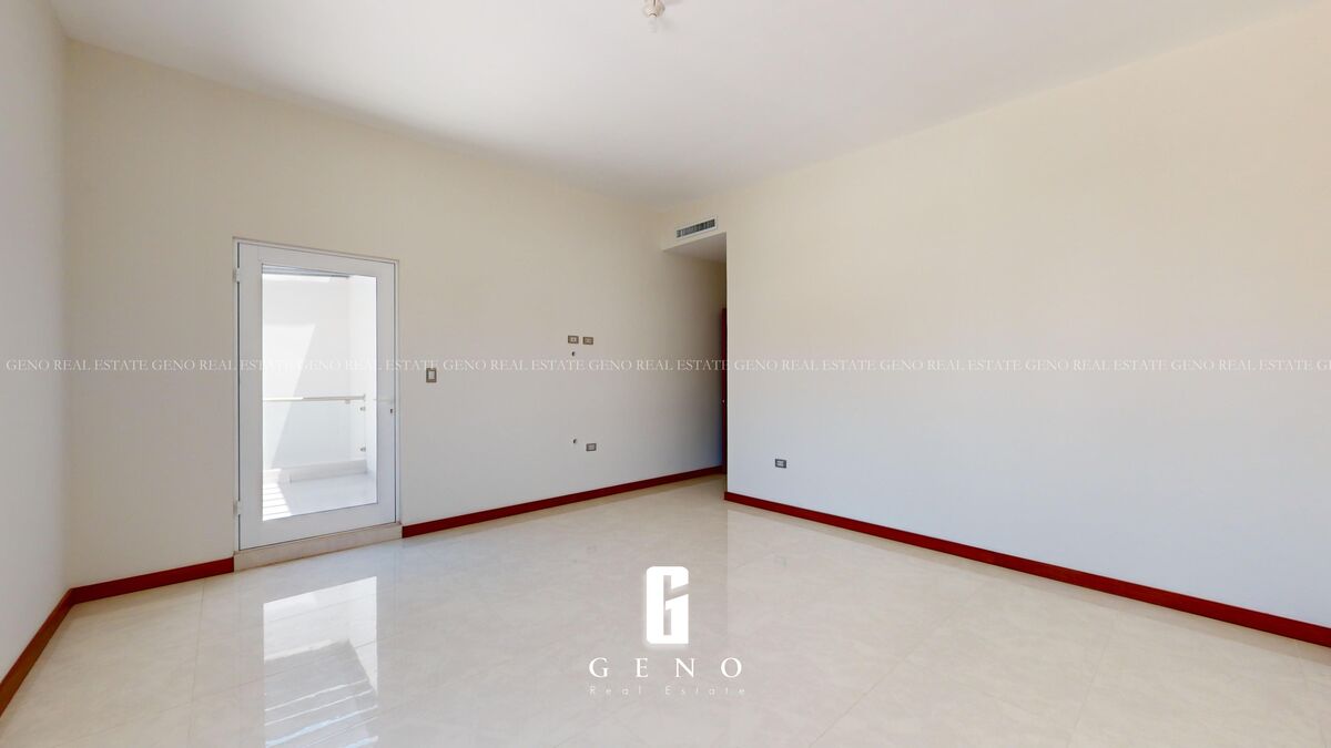 Recámara principal con vestidor, baño completo y terraza