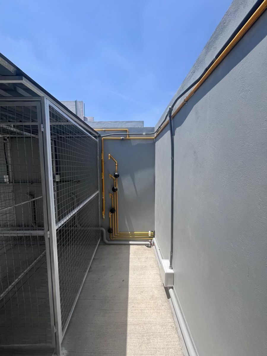 18 of 21: Azotea con jaula de tendido y área de lavado