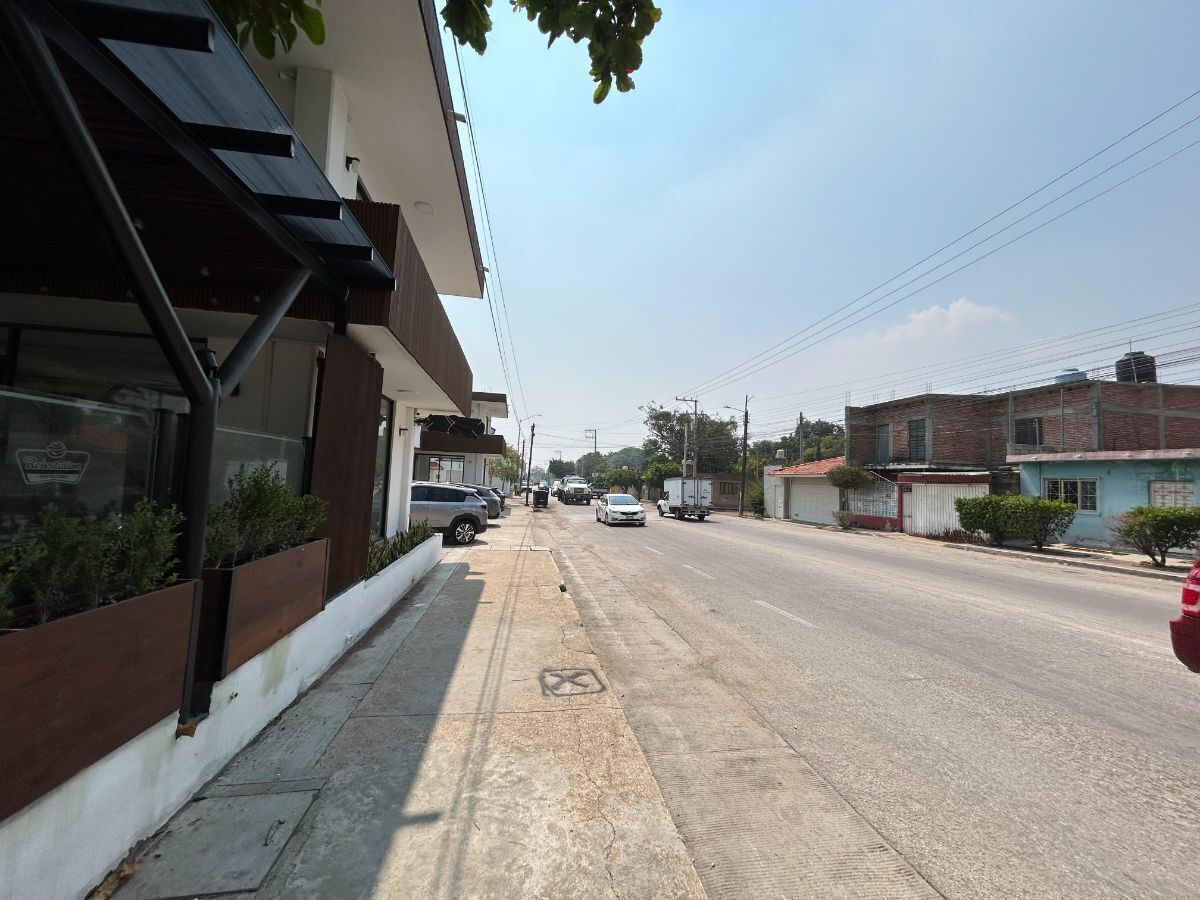 5 de 10: Avenida principal con alta afluencia