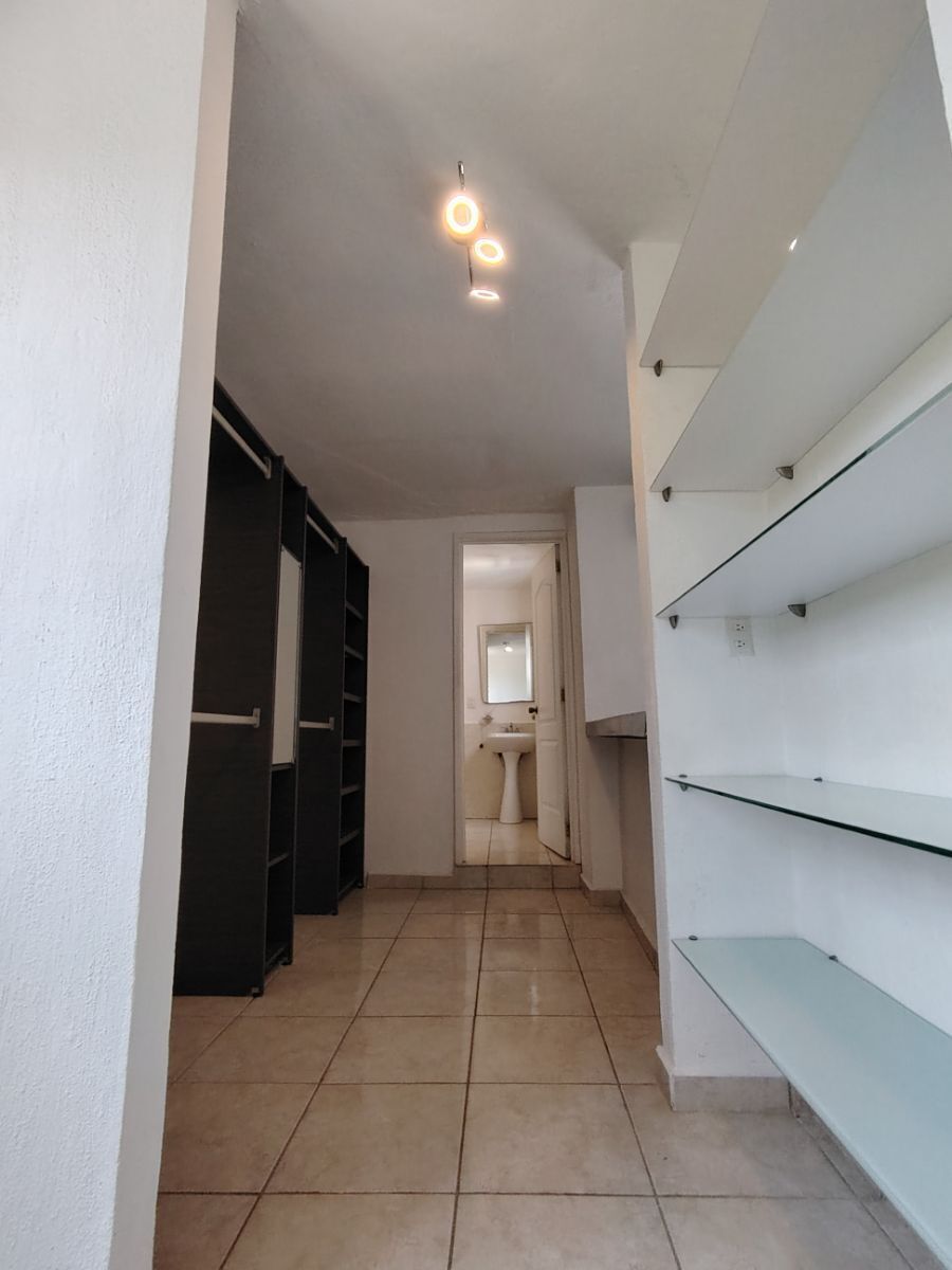 7 de 24: Vestidor y clóset con acceso al baño del cuarto principal
