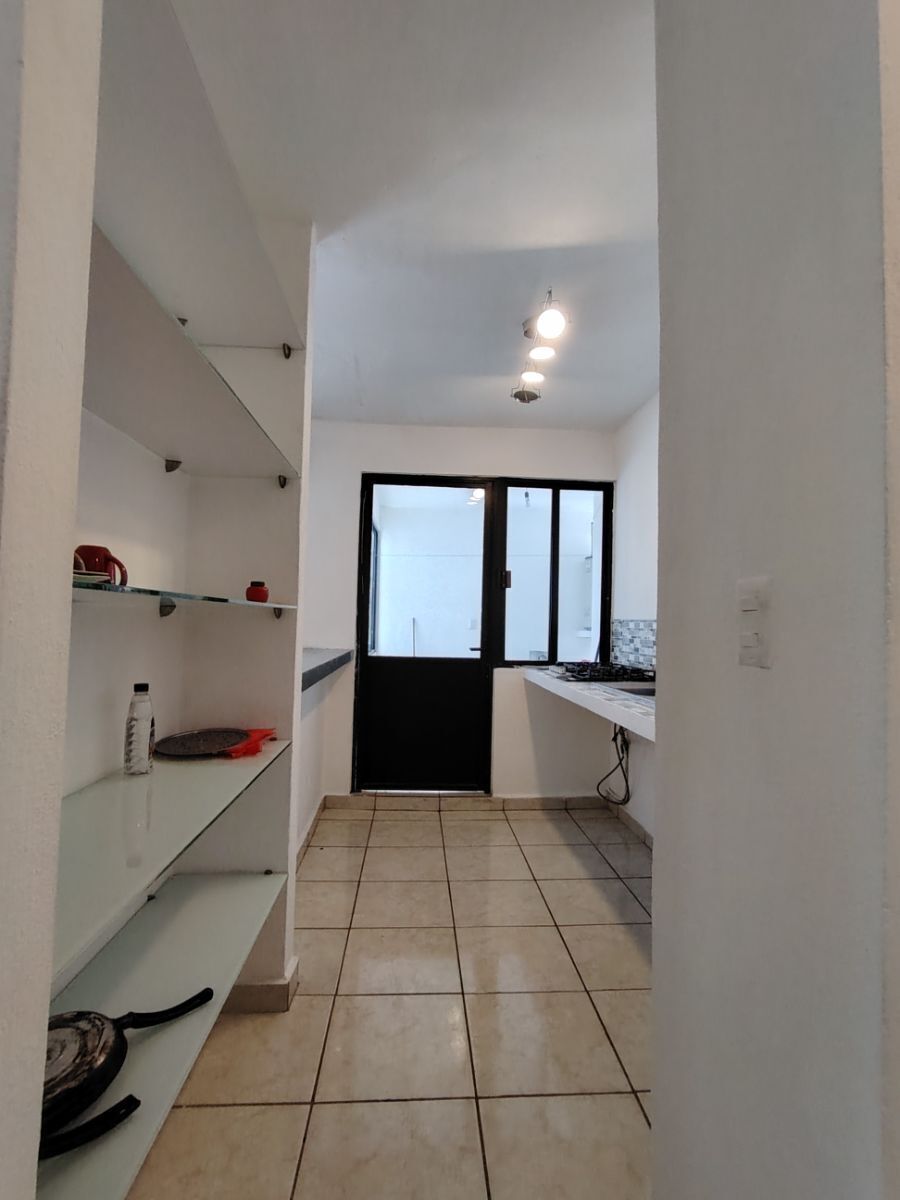 11 de 24: Vista cocina y estantes
