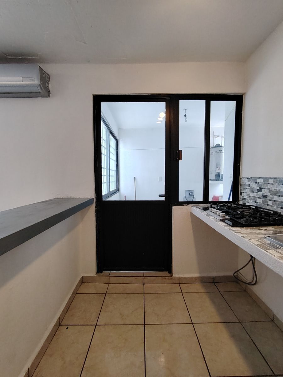 13 de 24: Barra y cocina