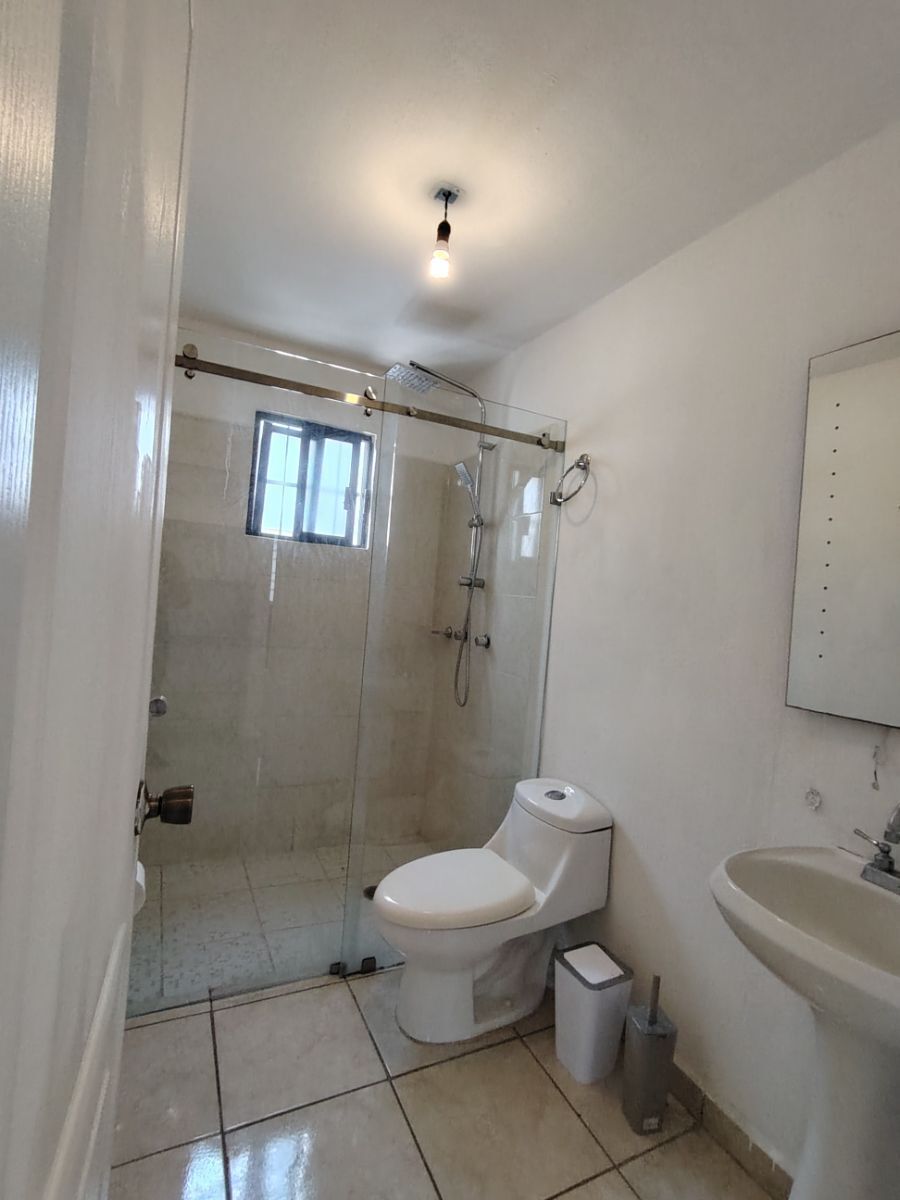 17 de 24: Baño compartido