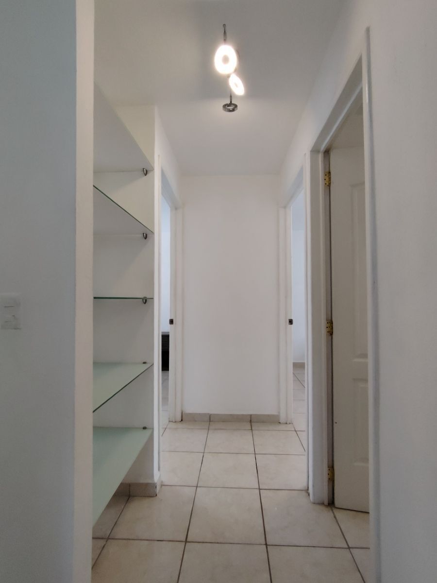 21 de 24: Pasillo a cuartos Jr