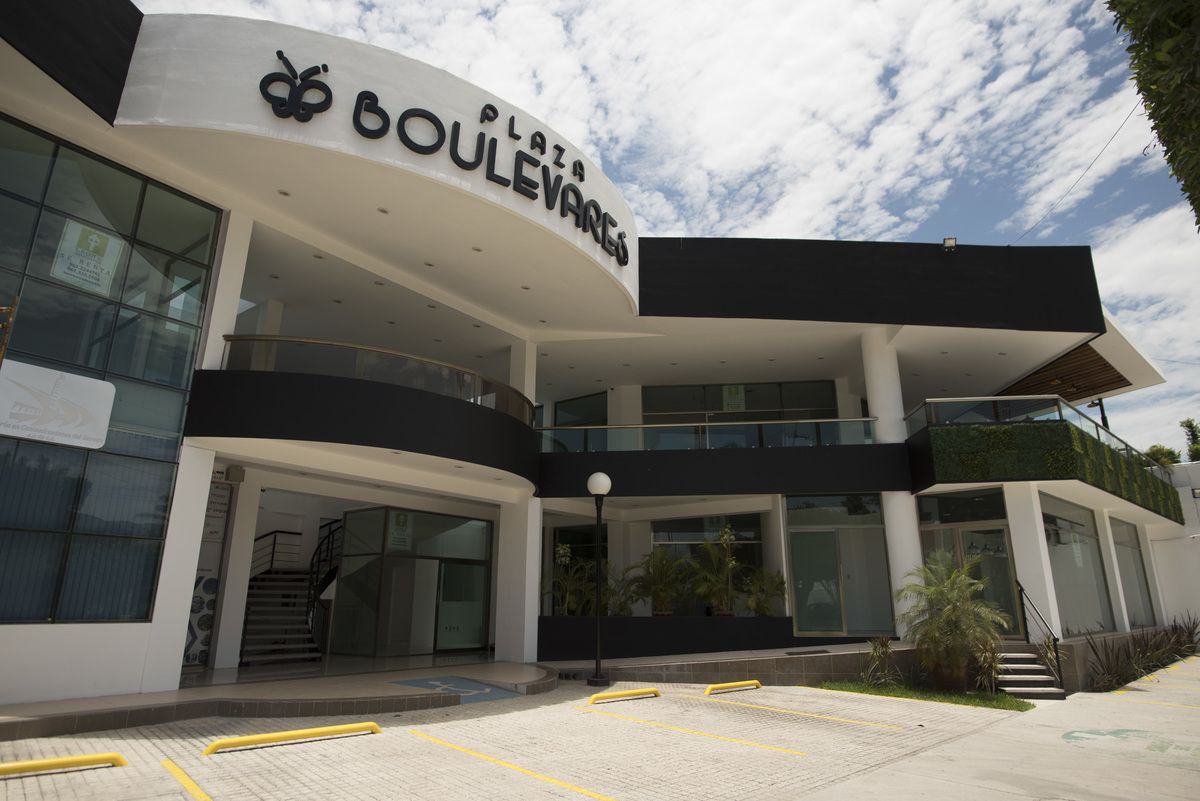 1 of 8: LOCAL EN PLAZA EN COMERCIAL FACHADA