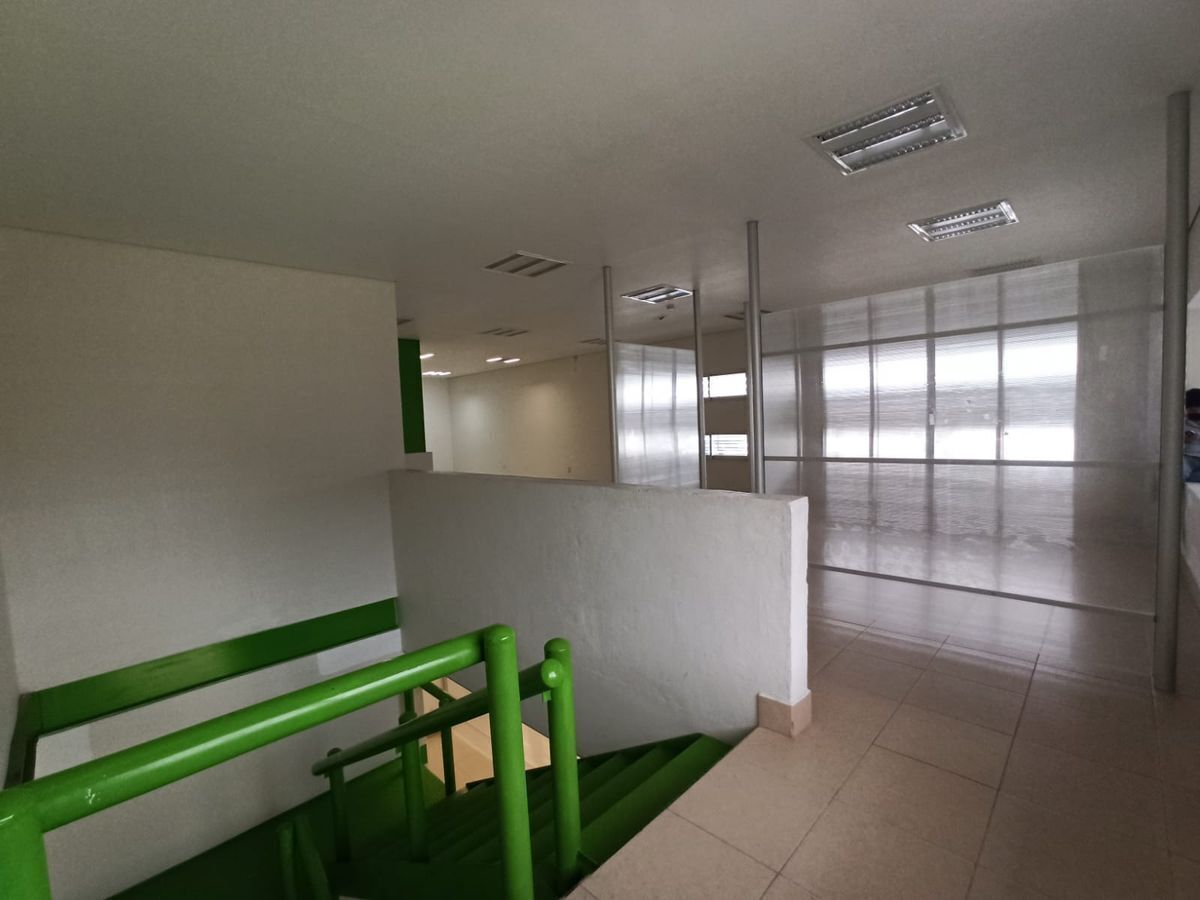 4 de 24: EDIFICIO EN VENTA SAHOP (zona norte poniente) escaleras
