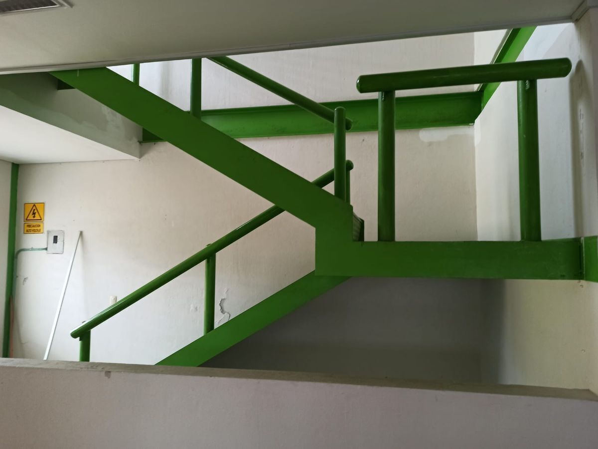 23 de 24: EDIFICIO EN VENTA SAHOP (zona norte poniente) Escaleras