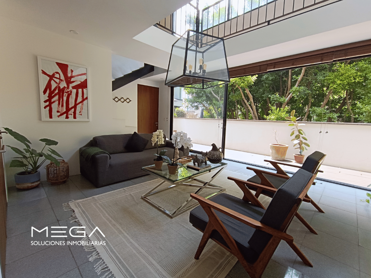 3 de 43: Sala, con vistas verdes a los arboles enfrente al edificio