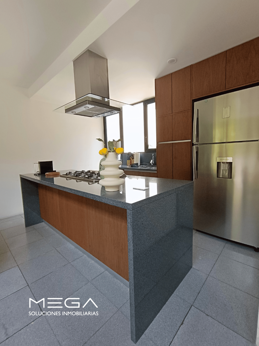 8 de 43: Cocina integral con terraza posterior