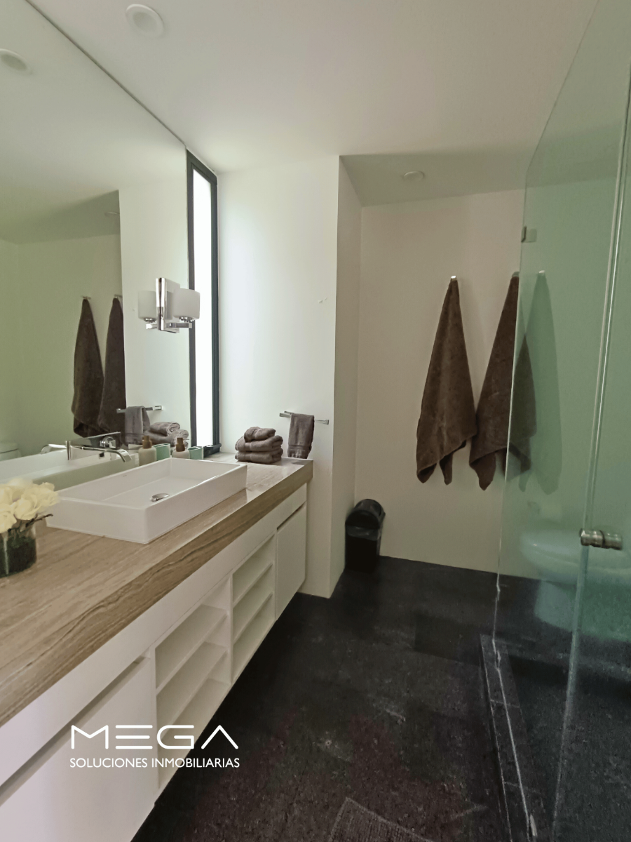 15 de 43: Baño recamara principal