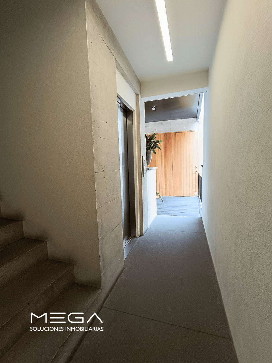 38 de 43: Pasillo de elevador y escaleras (acceso a departamento)