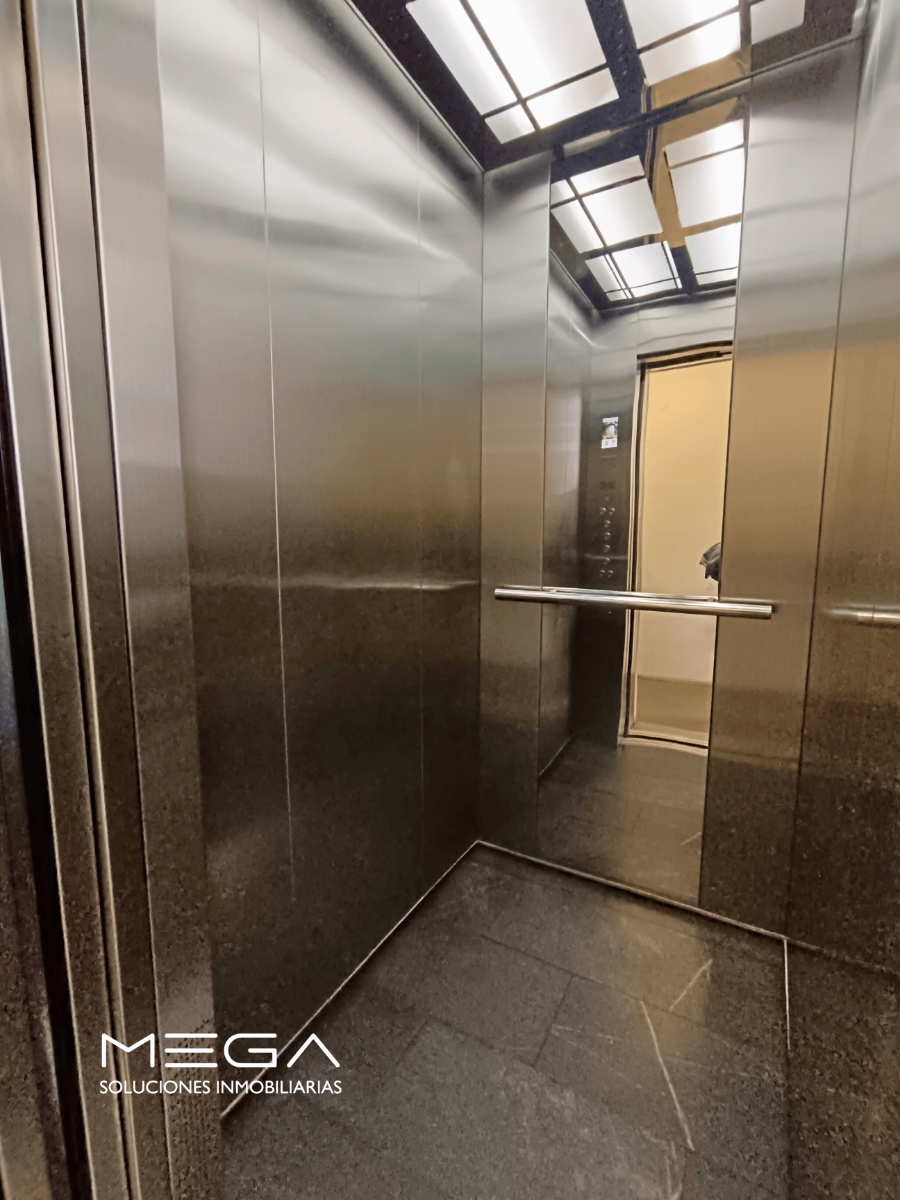40 de 43: Interior de elevador