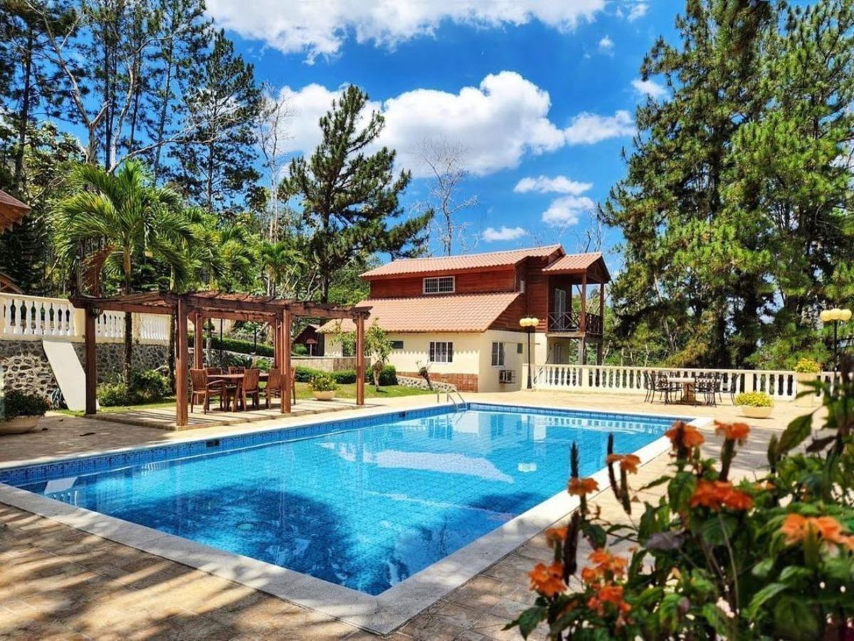 1 of 9: Piscina