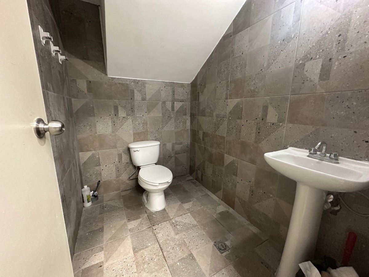 3 de 6: BAÑO BODEGA