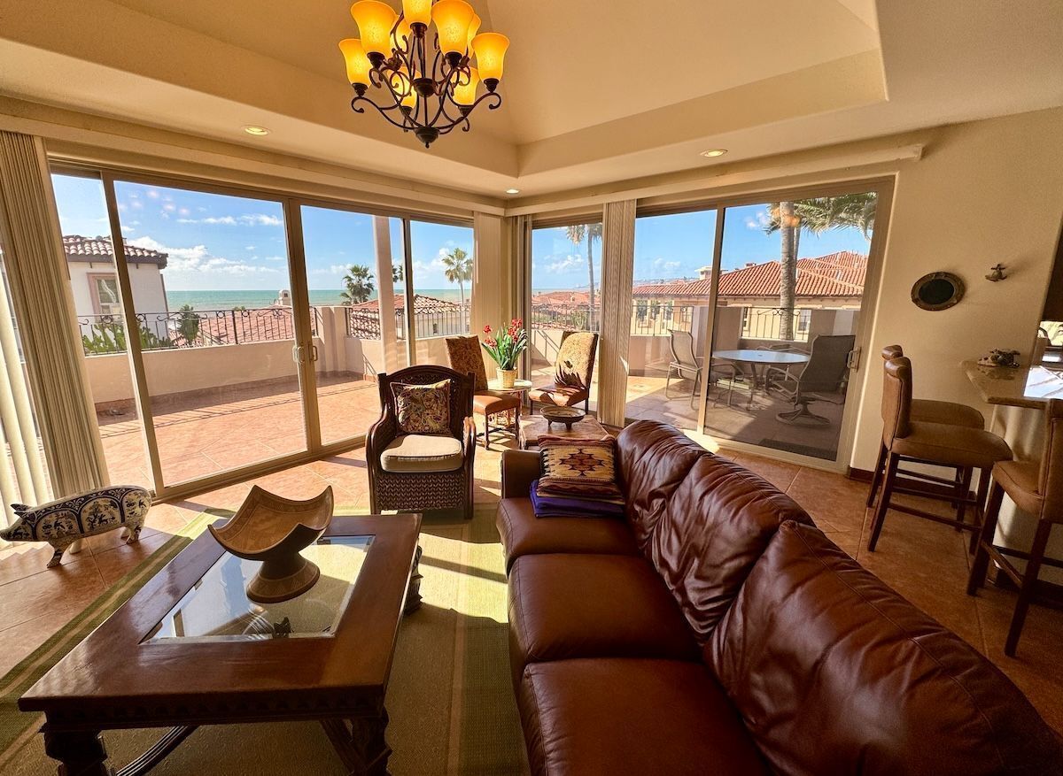 2 de 11: Las Ventanas Casa 6 - Living room to balcony