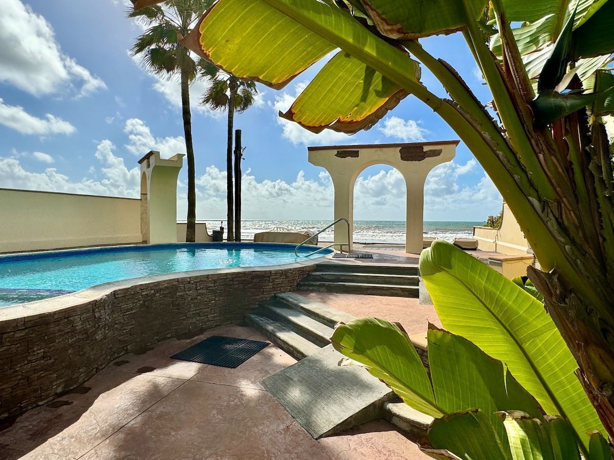 6 de 11: Las Ventanas Community Pool and Jacuzzi