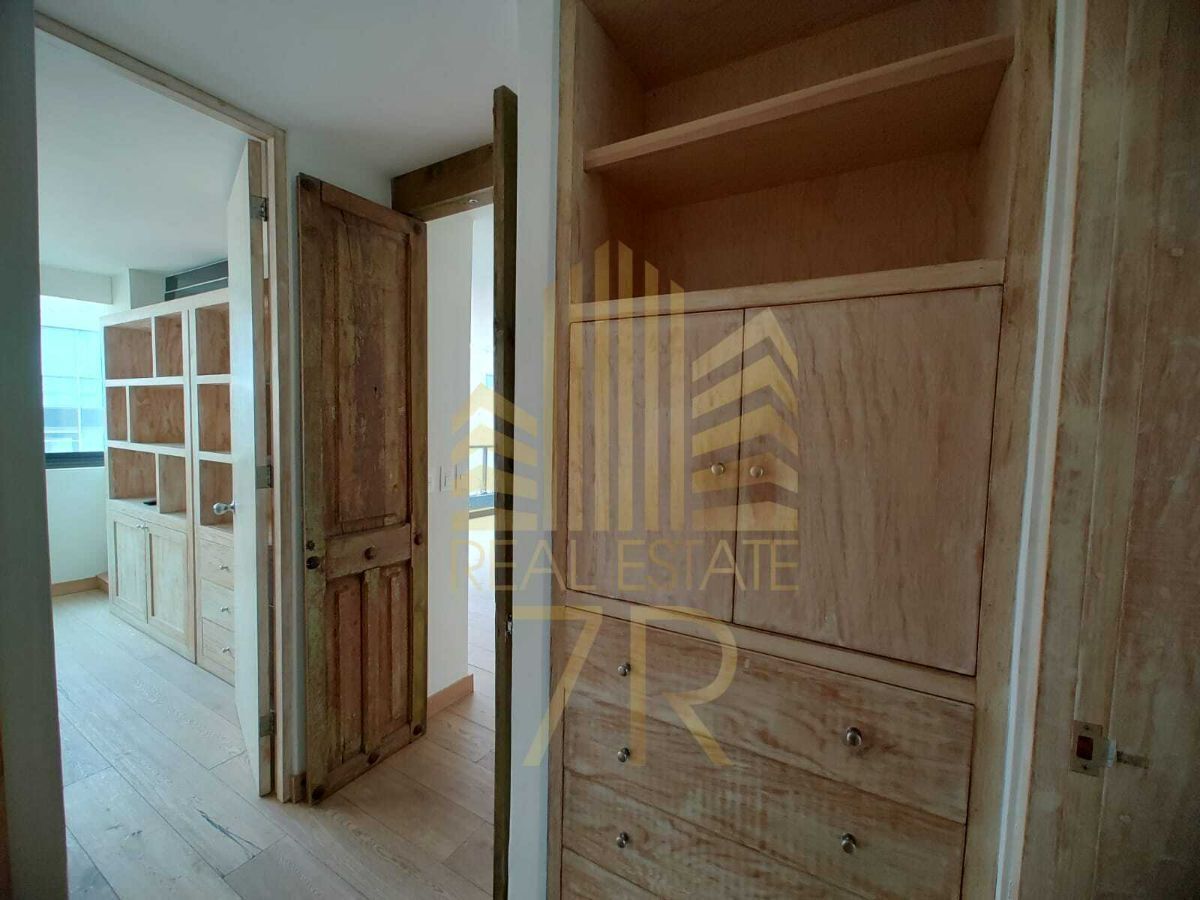 9 de 18: Closet de Blancos y acceso a recámaras