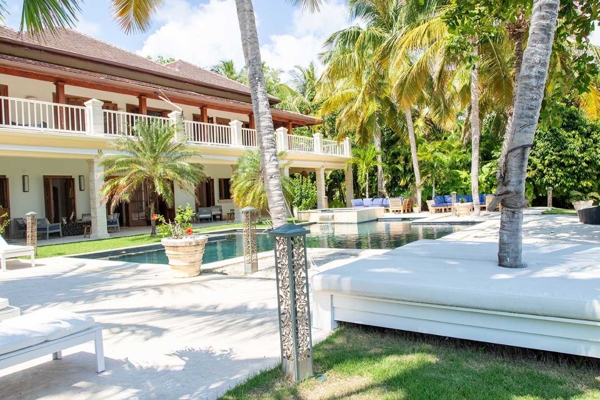 5 of 9: Patio y Piscina
