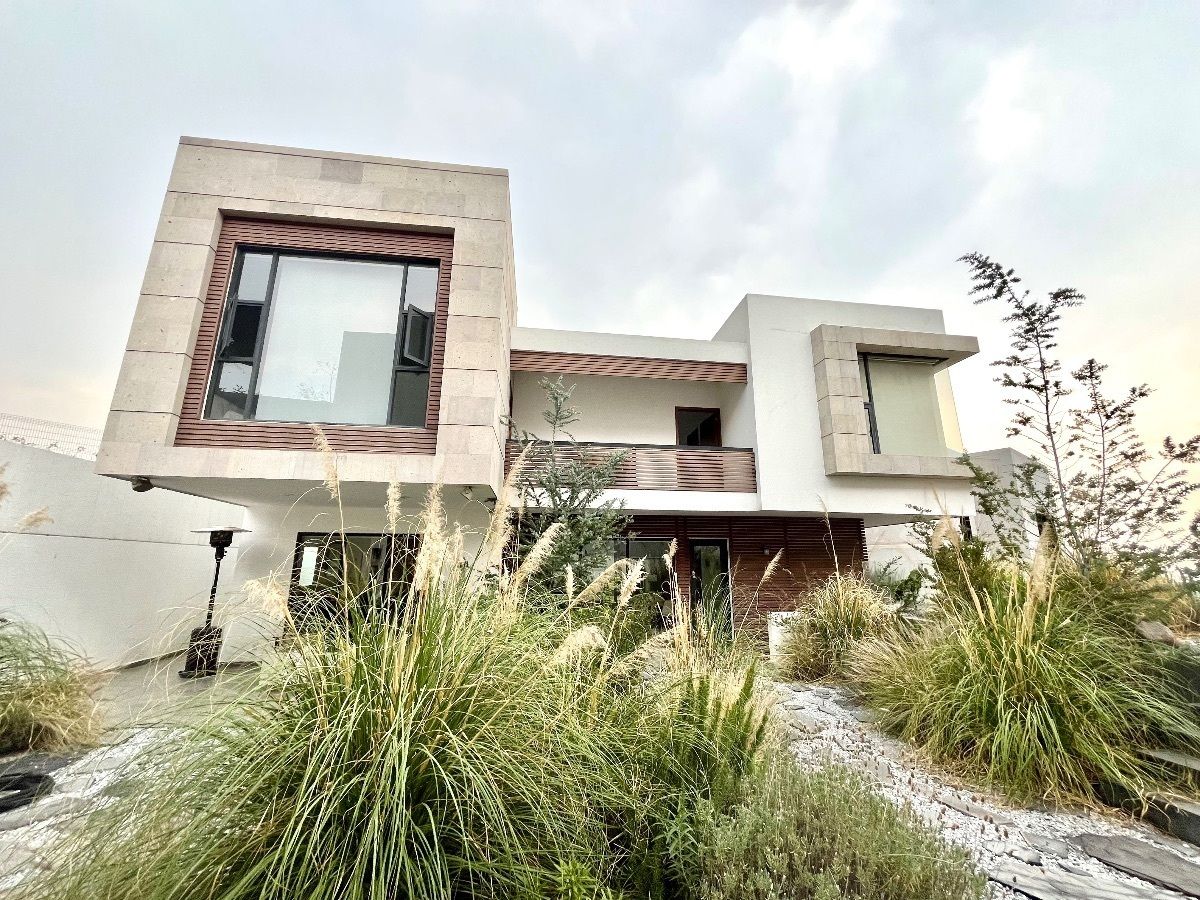 1 of 27: Fachada