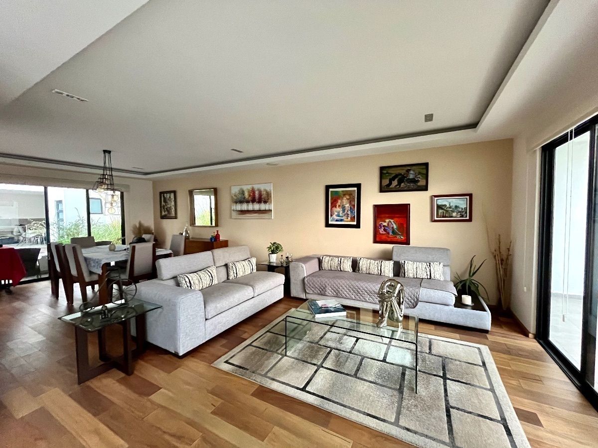 2 de 27: Sala salida al
Jardín