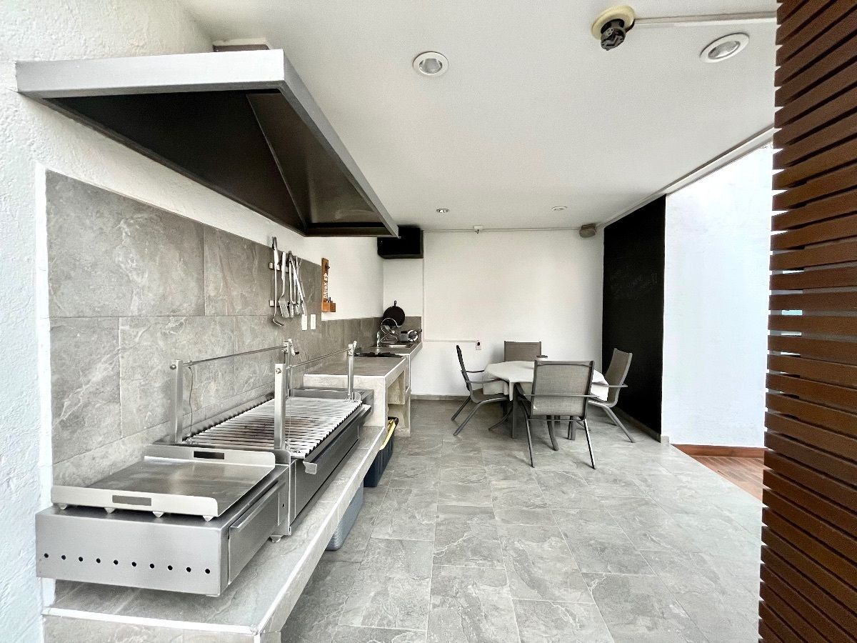 11 de 27: Asador en el jardín