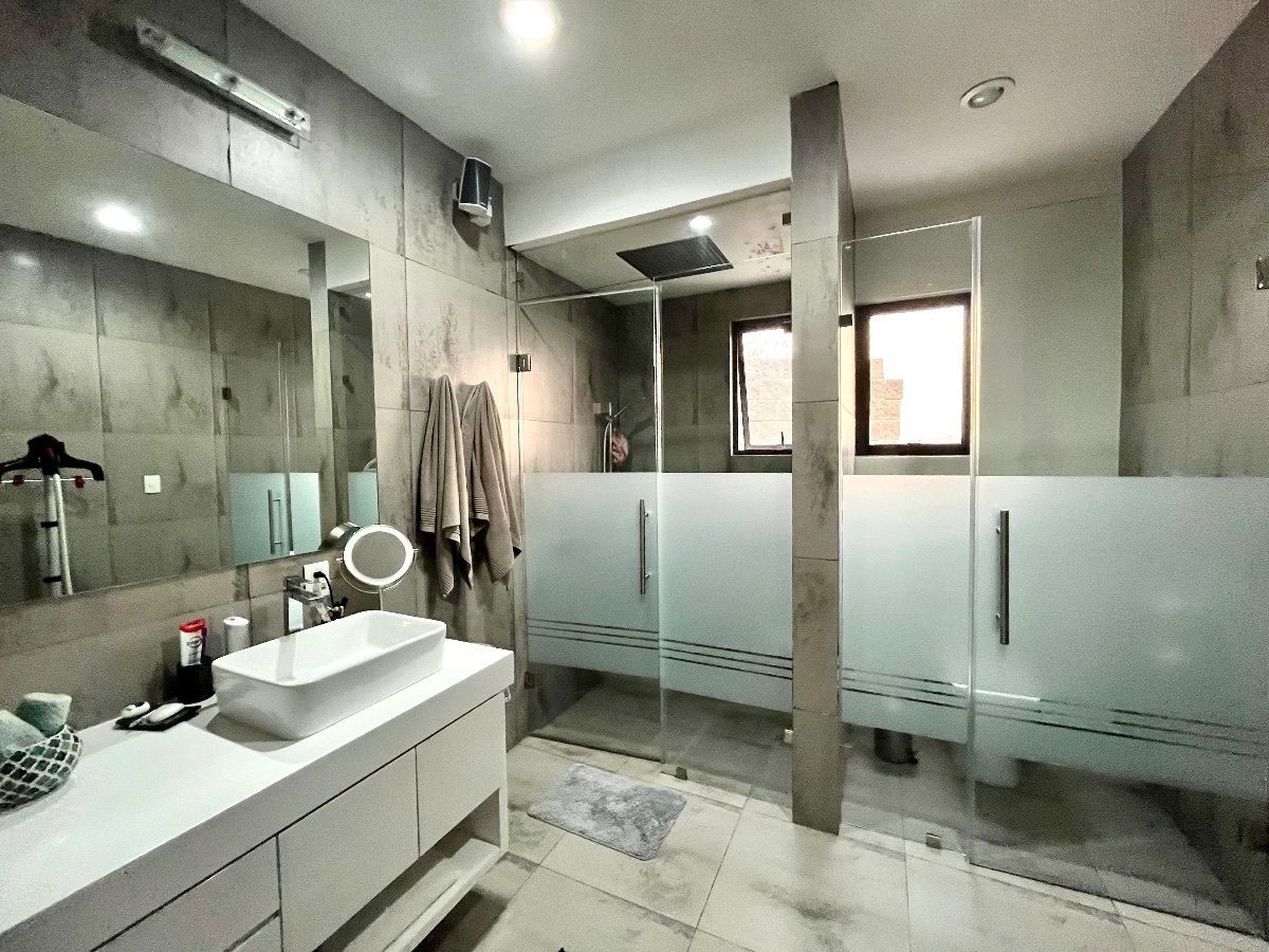 27 de 27: Baño recámara principal