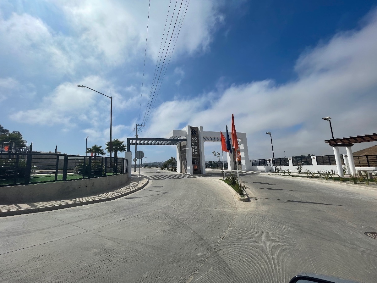 4 de 12: Vista de la entrada al fraccionamiento