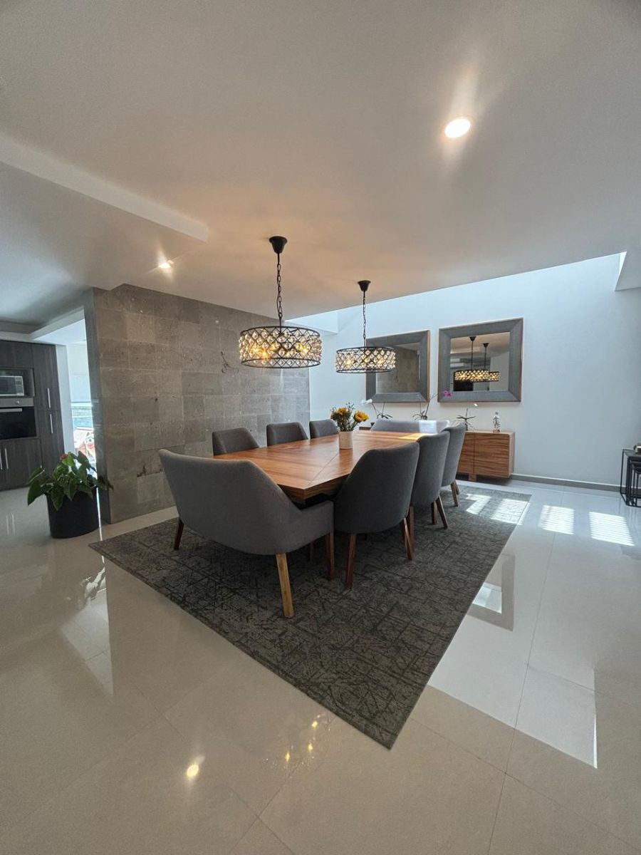 Área de comedor con piso de porcelanato