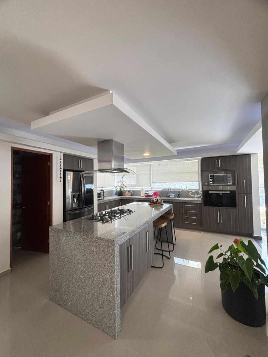 Cocina con barra de granito