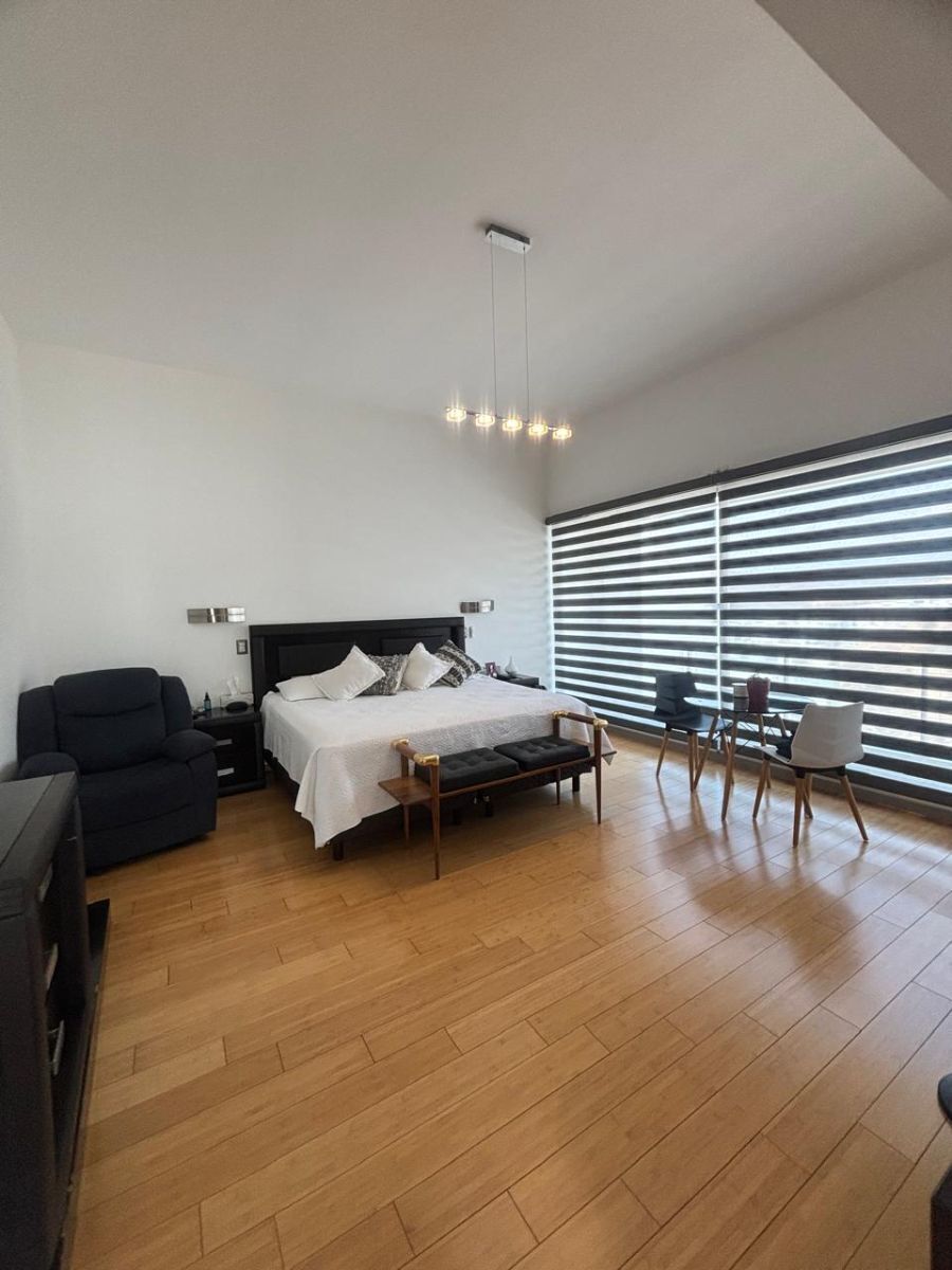 Recámara principal con vestidor y baño