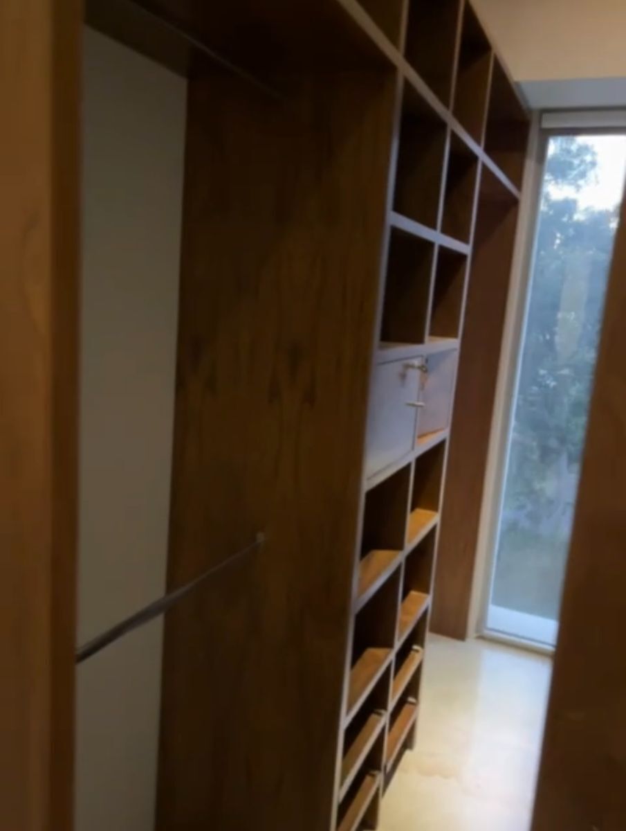 21 de 51: closet vestidor iluminado con luz natural