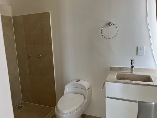 25 de 51: baño completo junto a recámara principal.