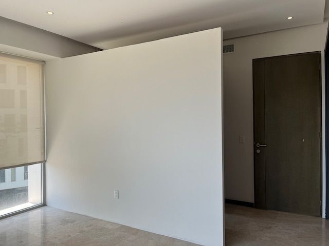 17 de 51: detrás del muro hay un vestidor amplio