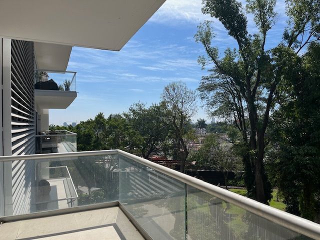 38 de 51: balcón con vista al sur